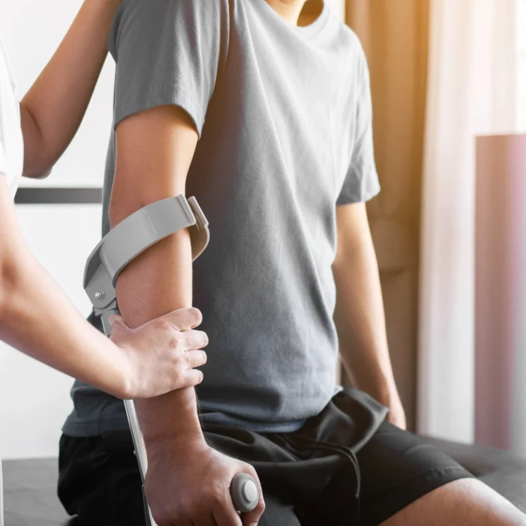 Rehabilitación tras accidente de tráfico. Clínica Levante en Alicante y Nou Nazareth (San Juan Pueblo)